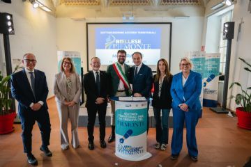 Foto del momento della firma degli accordi