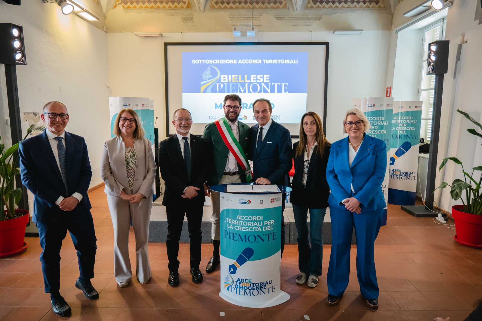 Foto del momento della firma degli accordi